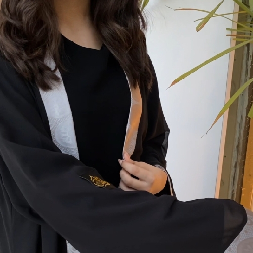 عباية مميزة بشكلين مختلفين
