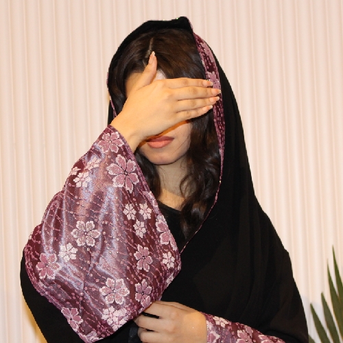 عباية ملونة ومطرزة